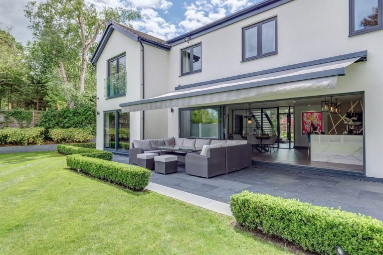 Expansive Family Living